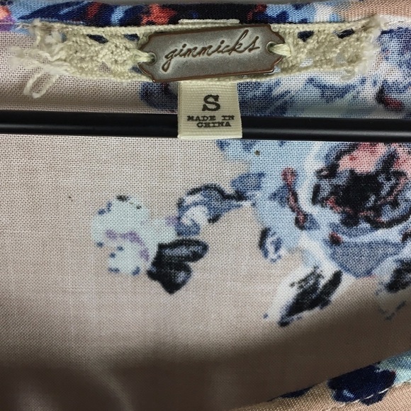 GIMMICKS by BKE Blouse Top Floral Appliqué Taupe Multicolor Boho Size Small - Picture 9 of 12